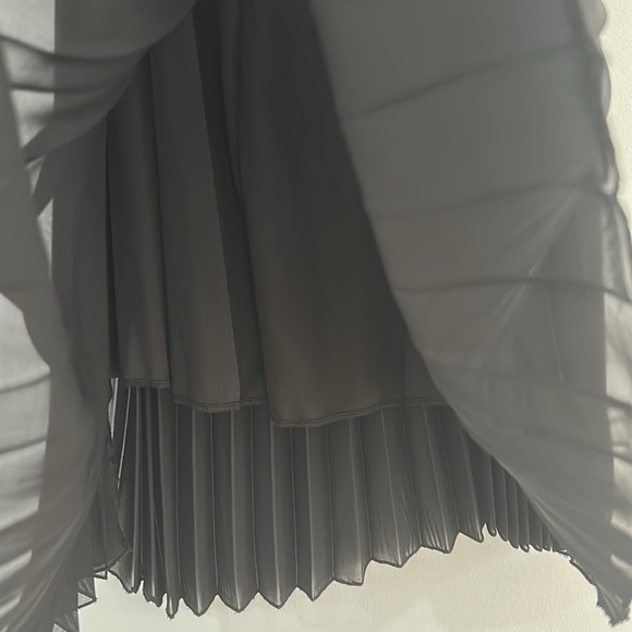 Gorgeous Pleated Lined black Skirt - Picture 4 of 7